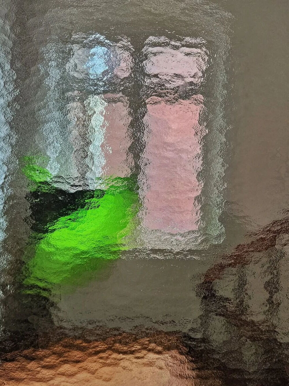 迪亚戈·埃尔南德斯是一位1970年代出生的古巴艺术家，他的画作通过起伏的线条、有节奏的笔触和动态构图，唤起了朦胧的视觉动感，使画布显得犹如雨天场景中，栩栩如生。