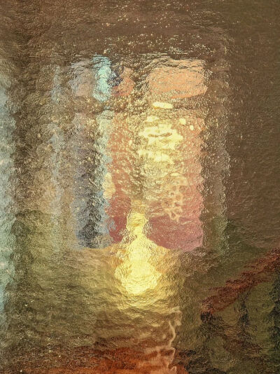 迪亚戈·埃尔南德斯是一位1970年代出生的古巴艺术家，他的画作通过起伏的线条、有节奏的笔触和动态构图，唤起了朦胧的视觉动感，使画布显得犹如雨天场景中，栩栩如生。