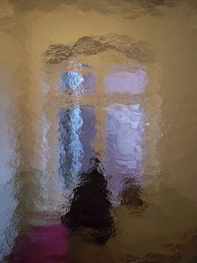 迪亚戈·埃尔南德斯是一位1970年代出生的古巴艺术家，他的画作通过起伏的线条、有节奏的笔触和动态构图，唤起了朦胧的视觉动感，使画布显得犹如雨天场景中，栩栩如生。