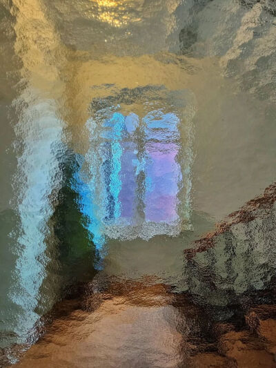 迪亚戈·埃尔南德斯是一位1970年代出生的古巴艺术家，他的画作通过起伏的线条、有节奏的笔触和动态构图，唤起了朦胧的视觉动感，使画布显得犹如雨天场景中，栩栩如生。