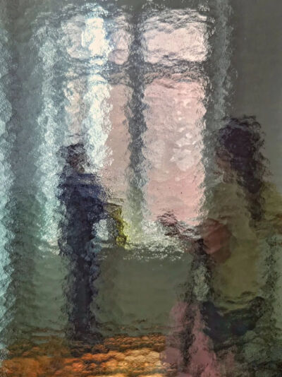 迪亚戈·埃尔南德斯是一位1970年代出生的古巴艺术家，他的画作通过起伏的线条、有节奏的笔触和动态构图，唤起了朦胧的视觉动感，使画布显得犹如雨天场景中，栩栩如生。