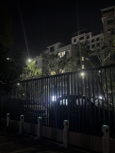 又是一年要过去了，稀里糊涂的工作也满一年了，希望……能快点离开……