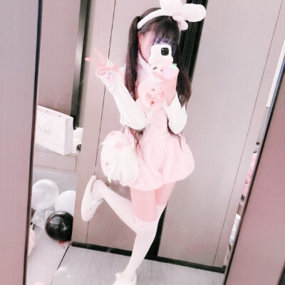 人会因为嘴硬而失去很多东西 也会因为心软而受很多委屈