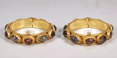 明代  镶嵌红蓝宝石金镯（四脚）上海观复博物馆藏