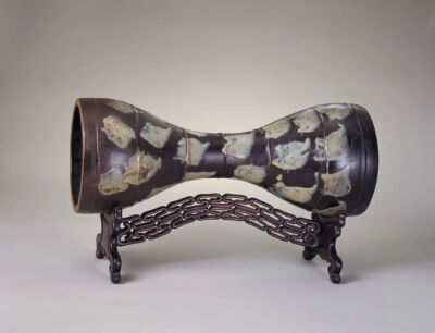 ▲ [唐] 鲁山窑花瓷腰鼓，长58.9厘米，鼓面直径22.2厘米故宫博物院藏