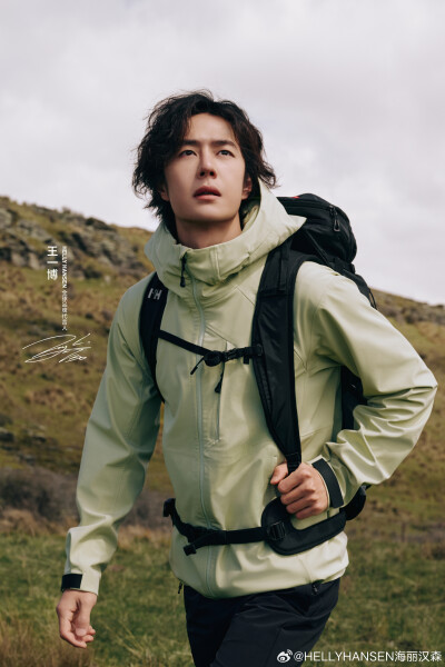 HELLYHANSEN海丽汉森：
草木漫生于野
山石默立如峰
迎风前行，将烦恼抛在身后
探索未知，以行走对话天地
与HELLY HANSEN全球品牌代言人@UNIQ-王一博
深入山径，踏过荒原
H2EXPLORER经典软壳夹克即将上市
陪伴每次出…