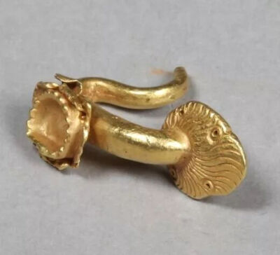 辽代  落花流水纹金耳珰（花纹包边，镶嵌物遗失）上海观复博物馆藏