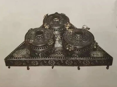 清代  模冲银盒图片来源于黄山书社《金银器》