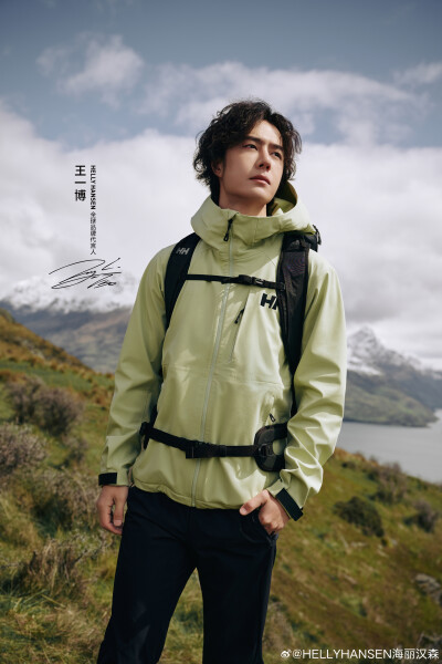HELLYHANSEN海丽汉森：
草木漫生于野
山石默立如峰
迎风前行，将烦恼抛在身后
探索未知，以行走对话天地
与HELLY HANSEN全球品牌代言人@UNIQ-王一博
深入山径，踏过荒原
H2EXPLORER经典软壳夹克即将上市
陪伴每次出…