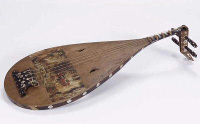 ▲ [盛唐] 紫檀木画槽四弦曲项琵琶，镶嵌乐器日本奈良 东大寺宫内厅正仓院北院藏