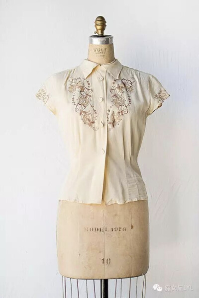 20世纪40年代的老式奶油色人造丝刺绣衬衫