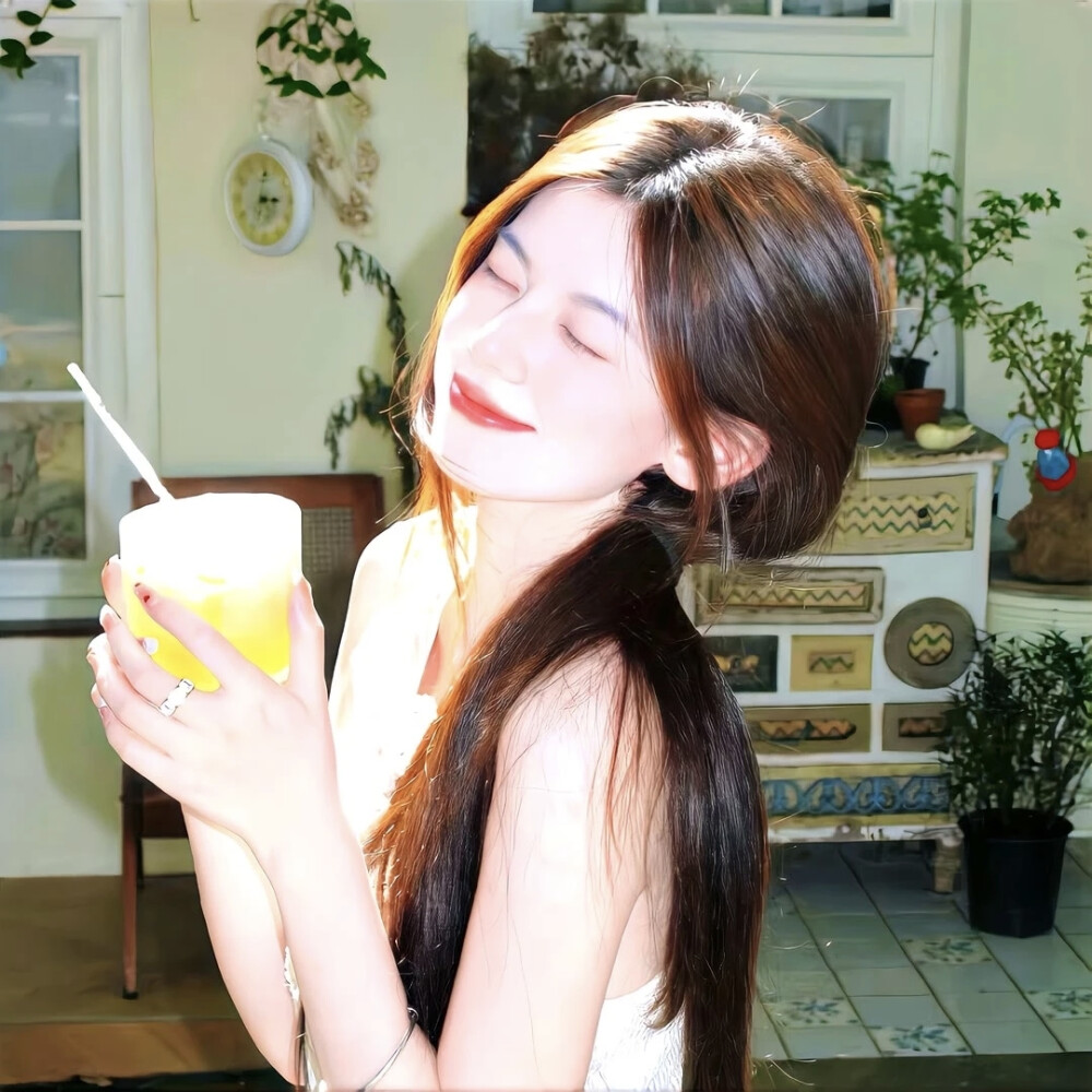 前段时间我对一个男孩很有好感，于是我去创造了这场羁绊。或许是太久没遇到有这种感觉的人，我很上头，并且把这段短暂且开始美好的相遇当做缘分，我自以为是因为自己很真诚，以为自己拥有主动去爱的能力和勇气，可当我靠近时才发现并没有用。我甚至不明白问题出现在哪里，两个人就渐行渐远了，不知道如何去靠近，那一刻我意识到我的喜欢更像是自我感动，我沉浸于一种心动的幻觉，却从未真正走进他的世界，他也并没有理解我的想法。或许他并不喜欢我，是我自己给了自己不切实际的幻想，带入了不该代入的角色。也许他只是暧昧上头，恰好我人还不错，他并不喜欢我，而我将这种感觉错当成了喜欢。无论是对是错我都感谢他的出现和存在让我发自内心的快乐过。毕竟有些人只会陪我短暂的走过一段路，我也一定会得到真正的幸福。有些人光是相遇就用尽了所有的缘分，剩下的都在事在人为又或许真正的缘分是毫不费力的。