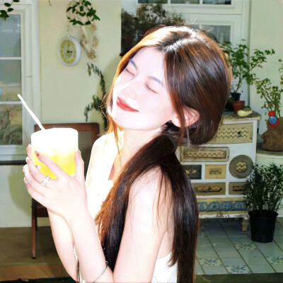 前段时间我对一个男孩很有好感，于是我去创造了这场羁绊。或许是太久没遇到有这种感觉的人，我很上头，并且把这段短暂且开始美好的相遇当做缘分，我自以为是因为自己很真诚，以为自己拥有主动去爱的能力和勇气，可当…