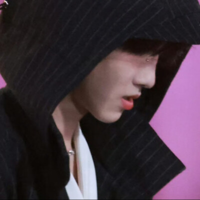 其实今天光看吵架了没咋看舞台但是我哥好帅