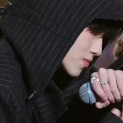 其实今天光看吵架了没咋看舞台但是我哥好帅