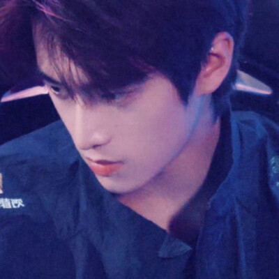 穿个帅你就继续一到期末就不停玩手机，你的期末一点都不失望。