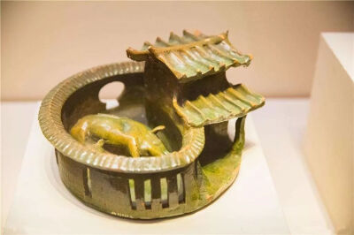 东汉  绿釉陶猪圈 中国国家博物馆藏 