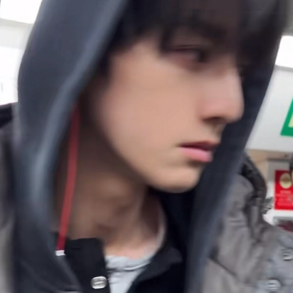 陌生的侧脸勾勒出一种熟悉