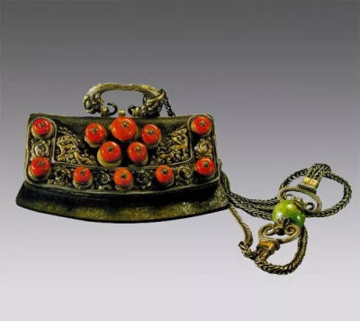 清代  铜鎏金镶松石火镰四川博物院藏