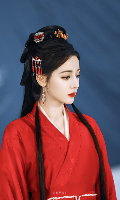 慕胥辞｜贺思慕
cr：苍狗照落花