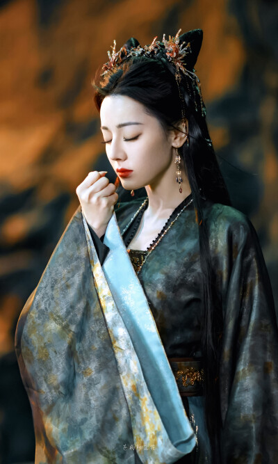 慕胥辞｜贺思慕
cr：苍狗照落花