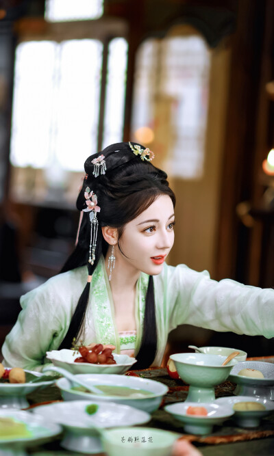 慕胥辞｜贺思慕
cr：苍狗照落花