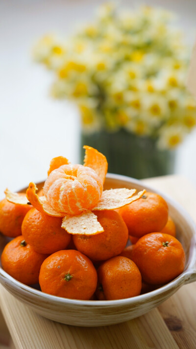 在冬天的水果摊之橘子摊位被砂糖橘占领之前，记忆里小时候是吃另一种小橘子的。酸酸甜甜，小巧可爱，圆圆扁扁，吃起来一个接一个，闻起来除了橘子香之外还有一股甜甜的蜂蜜香气，清爽甜浓，就是南丰蜜桔。江西的酸性…