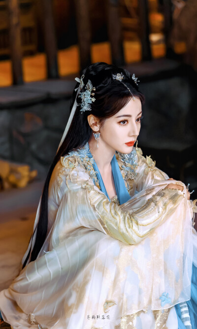 慕胥辞｜贺思慕
cr：苍狗照落花