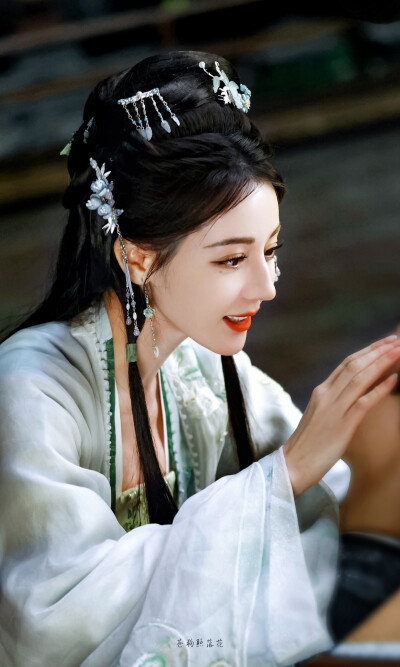 慕胥辞｜贺思慕
cr：苍狗照落花