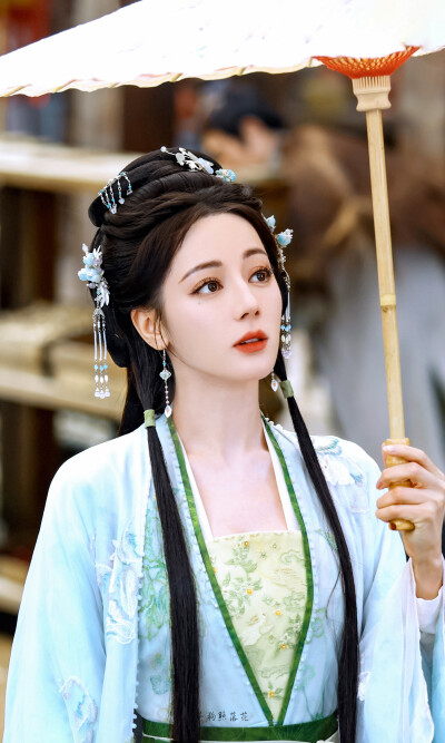 慕胥辞｜贺思慕
cr：苍狗照落花