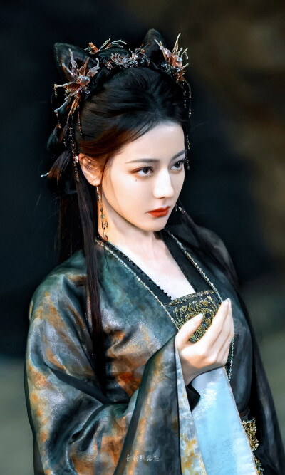 慕胥辞｜贺思慕
cr：苍狗照落花