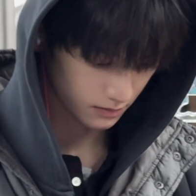 陌生的侧脸勾勒出一种熟悉