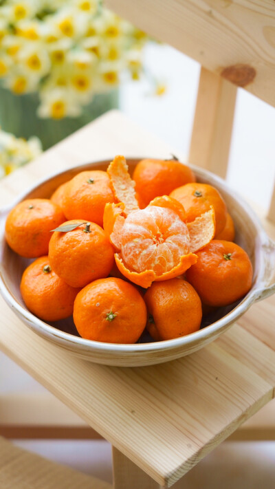 在冬天的水果摊之橘子摊位被砂糖橘占领之前，记忆里小时候是吃另一种小橘子的。酸酸甜甜，小巧可爱，圆圆扁扁，吃起来一个接一个，闻起来除了橘子香之外还有一股甜甜的蜂蜜香气，清爽甜浓，就是南丰蜜桔。江西的酸性…