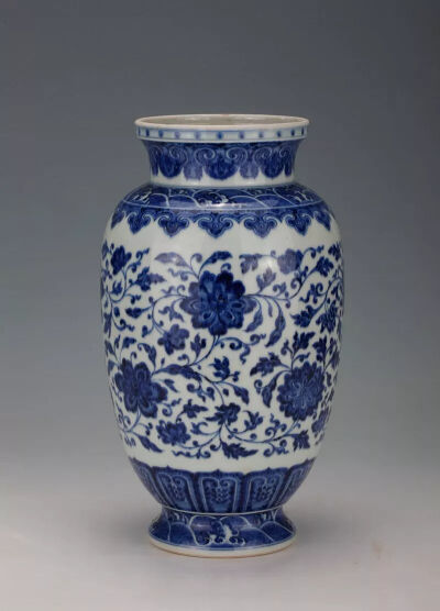 清乾隆  青花缠枝牡丹纹灯笼瓶观复博物馆藏