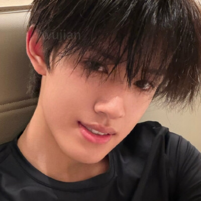 这时候就有人问了，几几鱼鱼为什么那么可爱呀？这时候就有人回答啦！我高高的把手举起来……因为我们的几几鱼鱼是宝宝中的宝宝，小乖中的小乖，宝宝中的支配者，宝宝中的统治者，宝宝之主，宝宝之主，乖宝，最可爱的…