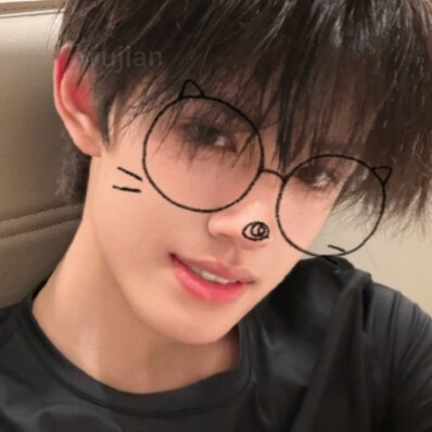 这时候就有人问了，几几鱼鱼为什么那么可爱呀？这时候就有人回答啦！我高高的把手举起来……因为我们的几几鱼鱼是宝宝中的宝宝，小乖中的小乖，宝宝中的支配者，宝宝中的统治者，宝宝之主，宝宝之主，乖宝，最可爱的…