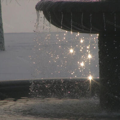 水流坠成星，光在水花里揉出了细碎的银河