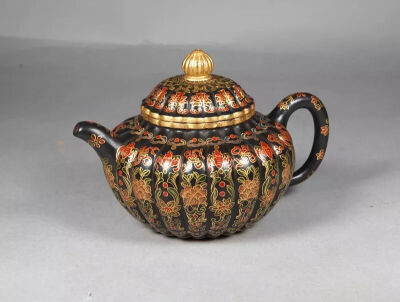 清代  紫砂胎墨地粉彩描金万福纹瓜棱形盖壶 观复博物馆藏