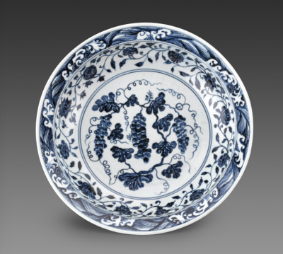明宣德 景德镇窑青花缠枝花卉葡萄纹盘上海博物馆藏