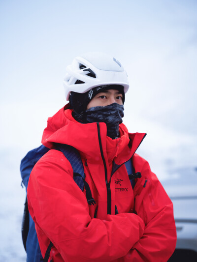 #王一博[超话]# · #王一博为国际冰川保护发声#
触摸风雕刻出的痕迹，目睹光折射下的幽蓝，
这里寂静无声，却又震撼心神。❄️@UNIQ-王一博
#2025国际冰川保护年# ​​​