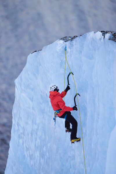 YIBO-OFFICIAL：
#王一博为国际冰川保护发声#
触摸风雕刻出的痕迹，目睹光折射下的幽蓝，
这里寂静无声，却又震撼心神。@UNIQ-王一博
#2025国际冰川保护年# ​​​