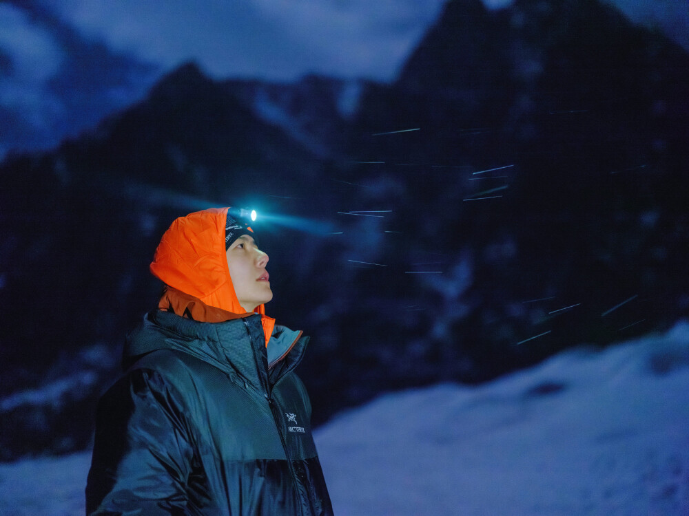 #王一博[超话]# · #王一博为国际冰川保护发声#
触摸风雕刻出的痕迹，目睹光折射下的幽蓝，
这里寂静无声，却又震撼心神。❄️@UNIQ-王一博
#2025国际冰川保护年# ​​​