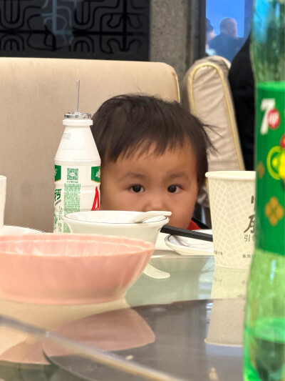 小孩，买了俩糖一支娃哈哈即可拥有