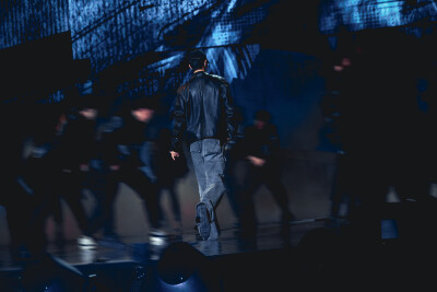 @肖战 彩排碎片掉落，今晚#东方卫视跨年# 舞台见[yeah] ​​​