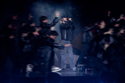 @肖战 彩排碎片掉落，今晚#东方卫视跨年# 舞台见[yeah] ​​​