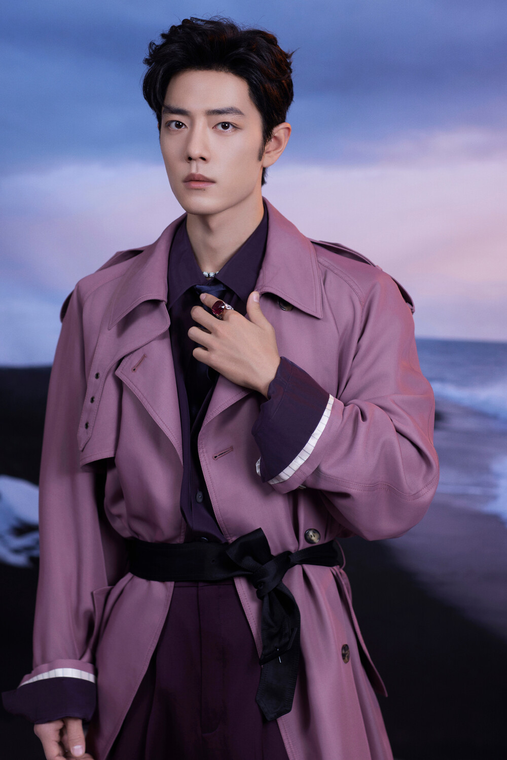 翩至岁末，溯光而上。以此刻为序，启程前往#东方卫视跨年# ，今晚见@肖战 [比耶] ​​​