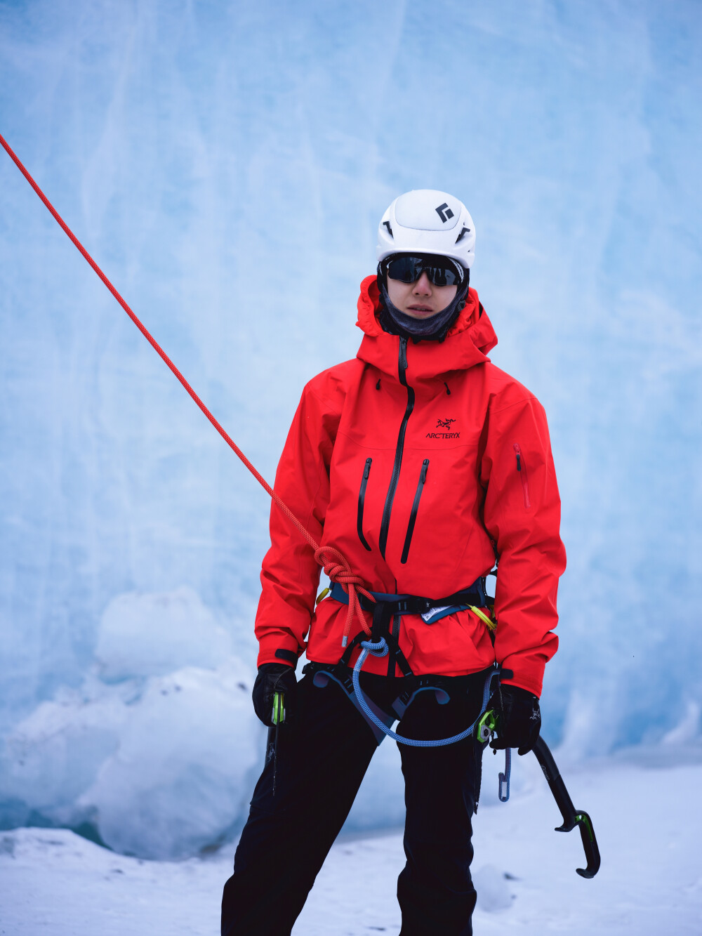 YIBO-OFFICIAL：
#王一博为国际冰川保护发声#
触摸风雕刻出的痕迹，目睹光折射下的幽蓝，
这里寂静无声，却又震撼心神。@UNIQ-王一博
#2025国际冰川保护年# ​​​