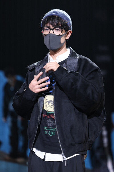 @肖战 彩排碎片掉落，今晚#东方卫视跨年# 舞台见[yeah] ​​​