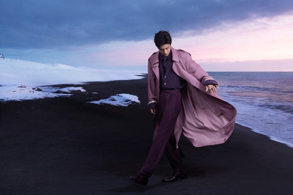 翩至岁末，溯光而上。以此刻为序，启程前往#东方卫视跨年# ，今晚见@肖战 [比耶] ​​​