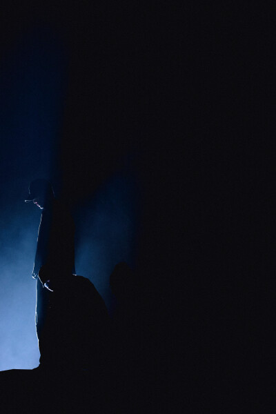 @肖战 彩排碎片掉落，今晚#东方卫视跨年# 舞台见[yeah] ​​​